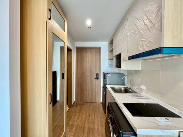 room interior and kitchen of The Livin Ramkhamhaeng : เดอะ ลิฟวิ่น รามคำแหง