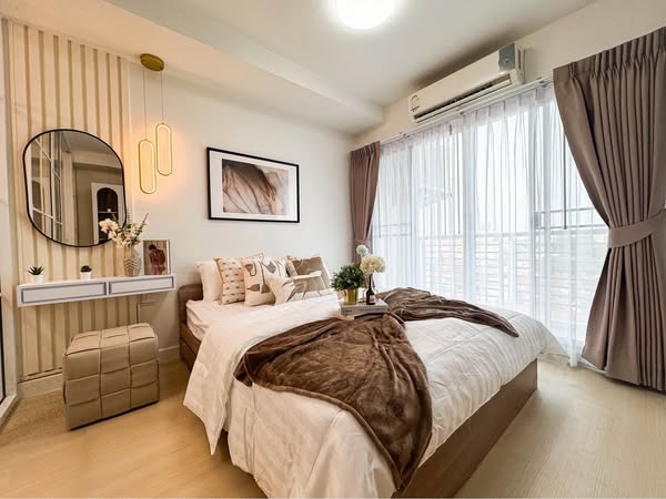 bedroom of The Log 3 Condominium