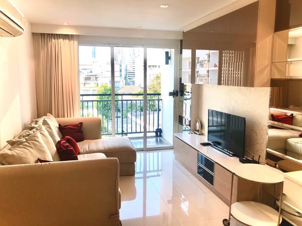 living room of Voque Sukhumvit 16 Residential Condominium