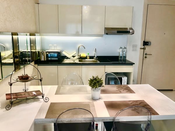 room interior and kitchen of Voque Sukhumvit 16 Residential Condominium