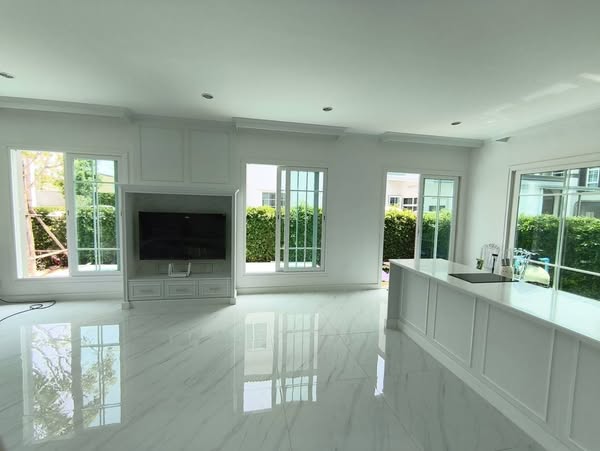 room interior and kitchen of แกรนดิโอ บางนา กม.5