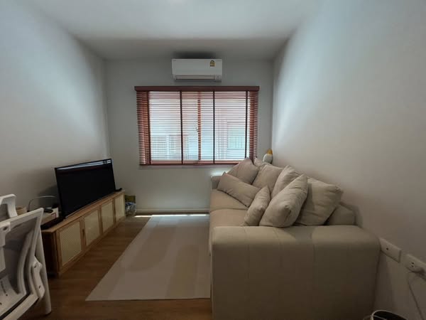 bedroom and living room of บ้านกลางเมือง พระราม 9 – กรุงเทพกรีฑา
