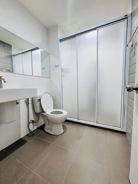 room interior and bathroom of Aspire Sukhumvit 48