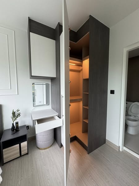 bedroom and room interior and bathroom of Ease1 Rama2