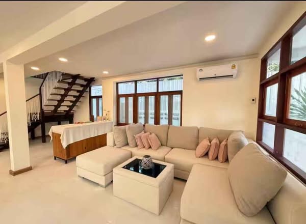 living room and room interior of Golden House Sukhumvit50