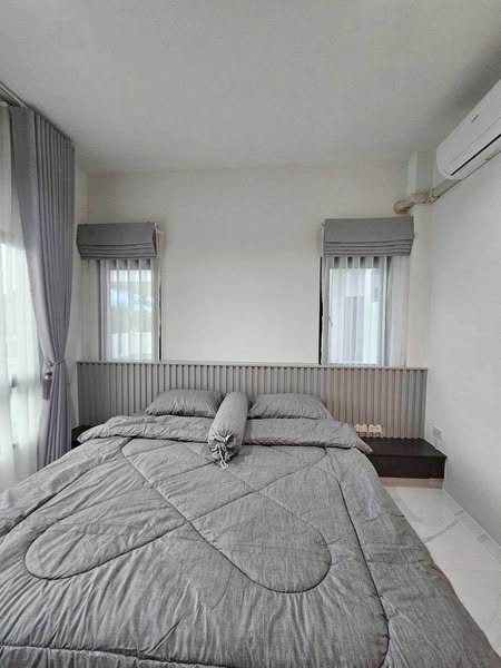 bedroom of Graceland Family Residences