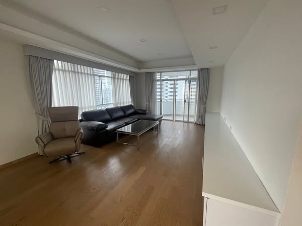 bedroom and living room of Greenview Ekkamai 10