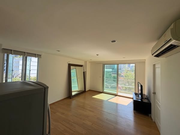 room interior of Hive Sukhumvit 65