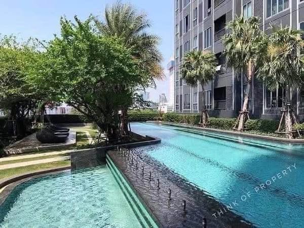 pool of Ideo Mobi Sukhumvit Eastgate