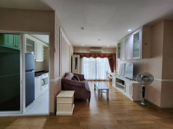 bedroom and room interior of Ivy Sathon 10
