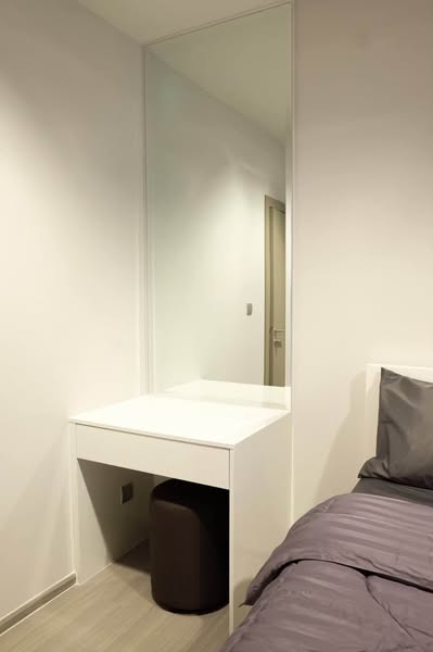 bedroom and bathroom of Life Asoke – Rama 9