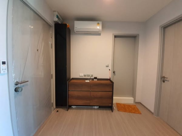 bedroom and room interior of Life Sukhumvit 62