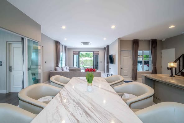 living room and kitchen of Nantawan Ramindra – Phahonyothin 50
