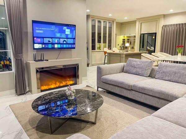 living room and kitchen of Nantawan Ramindra – Phahonyothin 50