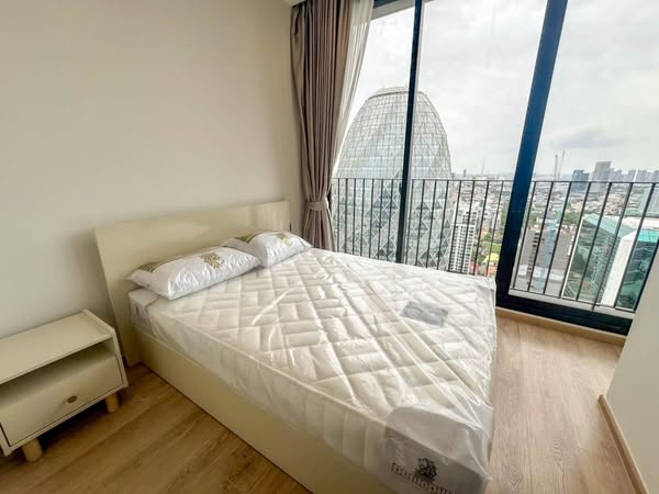 bedroom of Noble Around Ari
