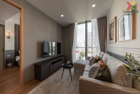 bedroom and living room of Noble BE33