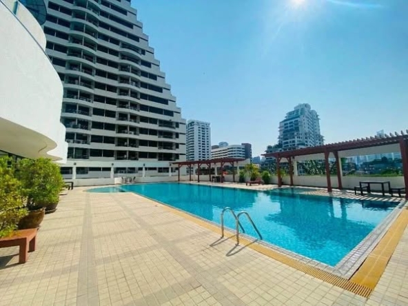 pool of Supalai Place Condominium Sukhumvit 39