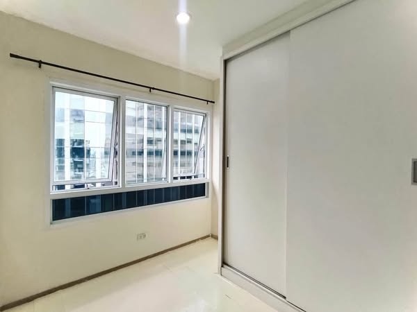 room interior of SYM Vipha Ladphrao Condominium