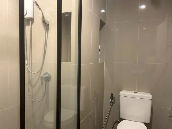 room interior and bathroom of THE BASE Phetchaburi-Thonglor เดอะ เบส เพชรบุรี – ทองหล่อ