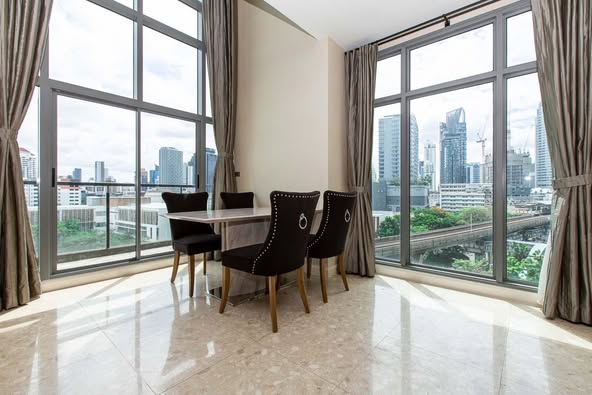 living room of The Crest Sukhumvit 34