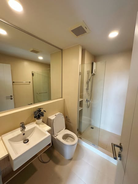 bathroom of The Issara Ladprao