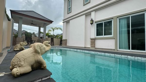 pool of The M Pool Villas Bangkok – Ekkamai