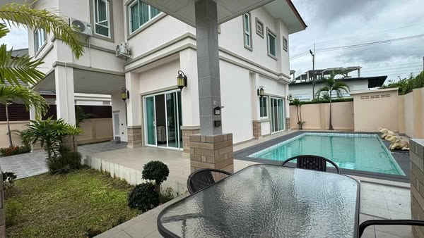 pool of The M Pool Villas Bangkok – Ekkamai
