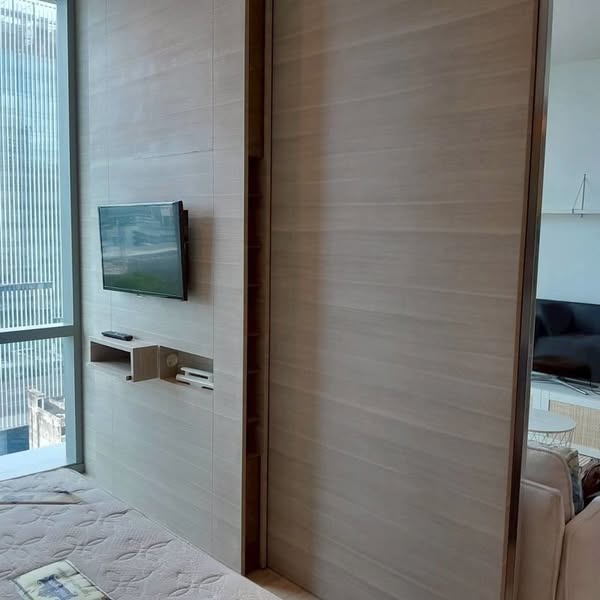 bedroom and room interior of The Room Sukhumvit 21