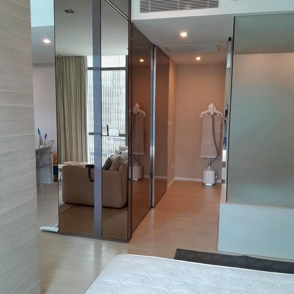 bedroom and room interior of The Room Sukhumvit 21
