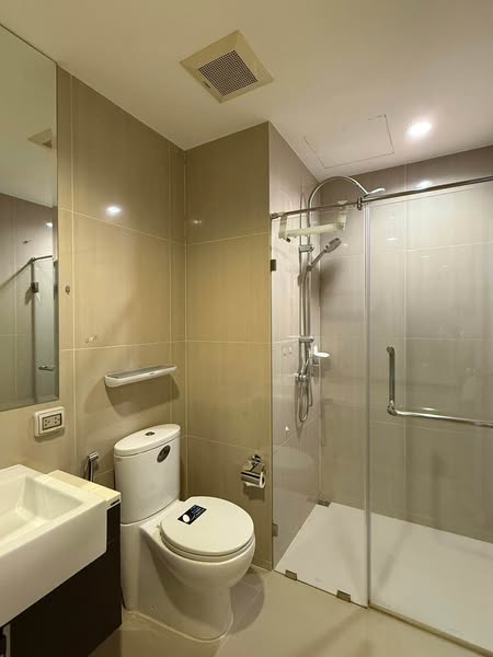 room interior and bathroom of Villa Asoke Condominium