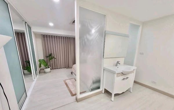 bedroom and room interior and bathroom of Waterford Royal Suites