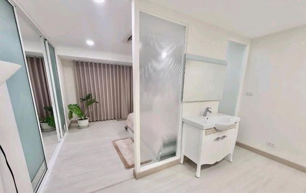bedroom and room interior and bathroom of Waterford Royal Suites