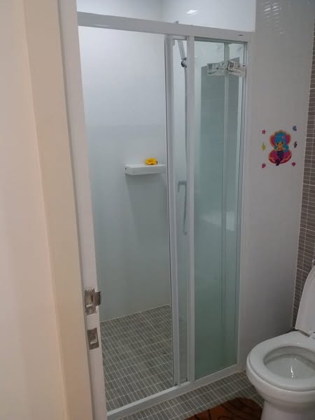 room interior and bathroom of Wynn Condo Phahon Yothin 52