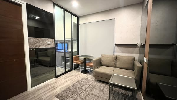 living room and room interior of บราวน์ คอนโด รัชดา 32