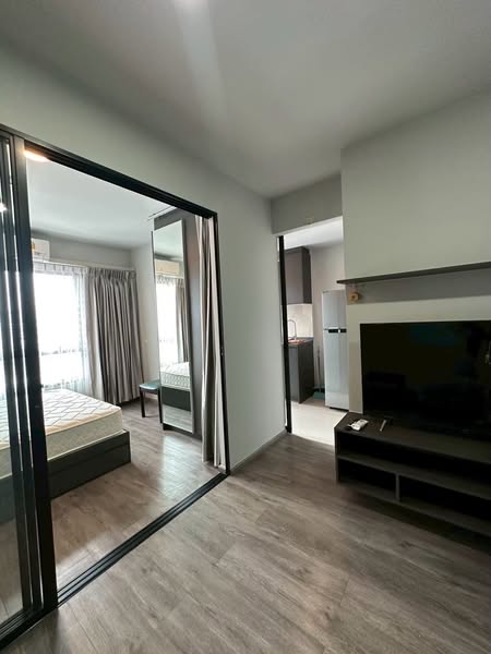 bedroom and room interior of มอนเต้ คอนโด พระราม9
