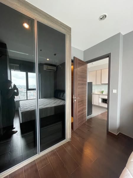 bedroom and room interior of C Ekkamai Condominium