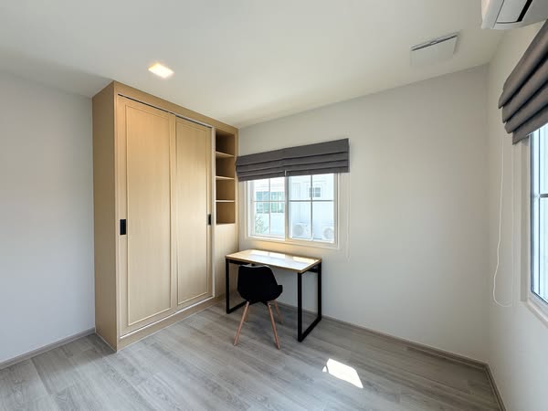 room interior and bathroom of Chaiyapruek Bangna KM15