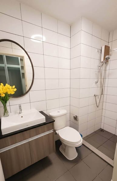 bathroom of Chapter One Eco Ratchada-HuaiKhwang