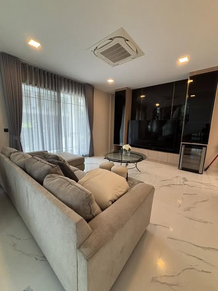 living room of Grand Bangkok Boulevard Bangna-Onnut แกรนด์ บางกอก บูเลอวาร์ด บางนา-อ่อนนุช