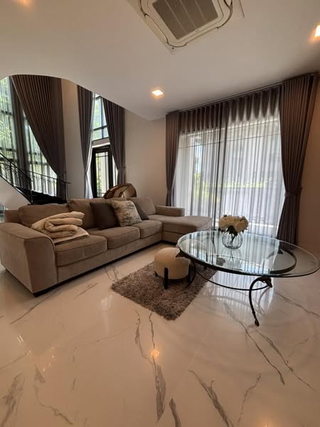 living room of Grand Bangkok Boulevard Bangna-Onnut แกรนด์ บางกอก บูเลอวาร์ด บางนา-อ่อนนุช