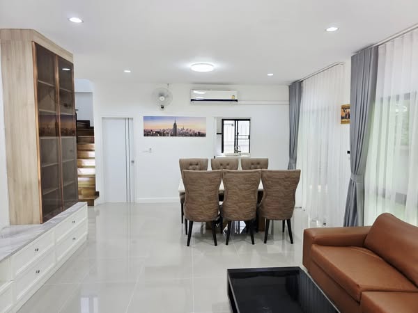 living room and room interior of บ้านลุมพินี สวนหลวง ร.๙