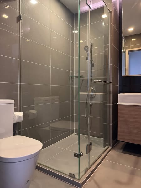 room interior and bathroom of M Thonglor 10