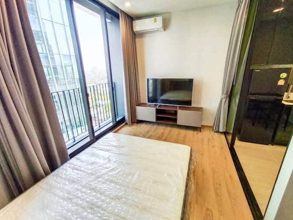 bedroom of Noble Around Ari