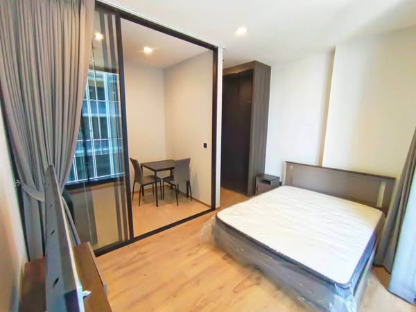 bedroom and room interior of Noble Around Ari