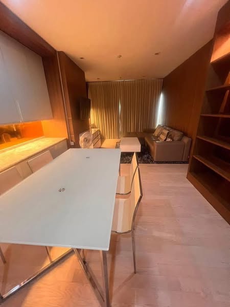 room interior of Noble Remix