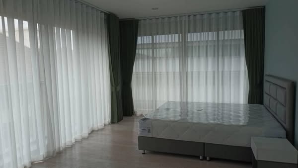 bedroom and room interior of Noble Solo