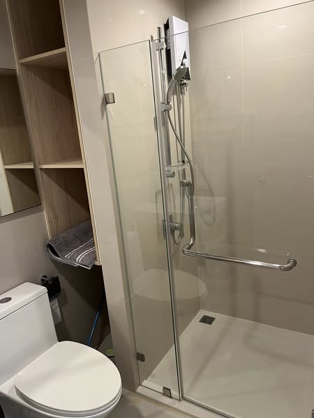 room interior and bathroom of NUE Noble Srinakarin Lasalle นิว โนเบิล ศรีนครินทร์ – ลาซาล