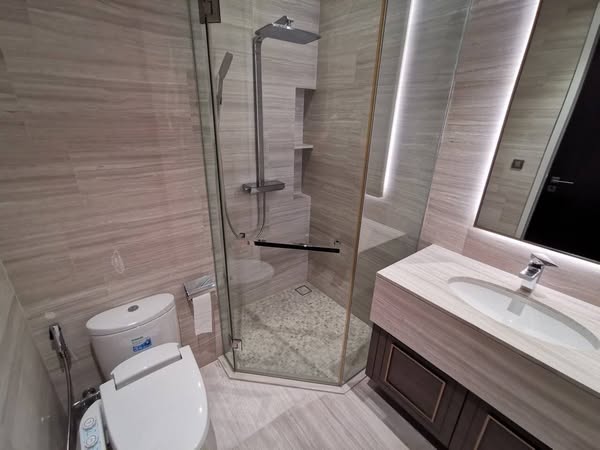 room interior and bathroom of The Diplomat 39
