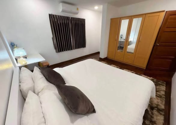 bedroom of Thong Lo Classic Home