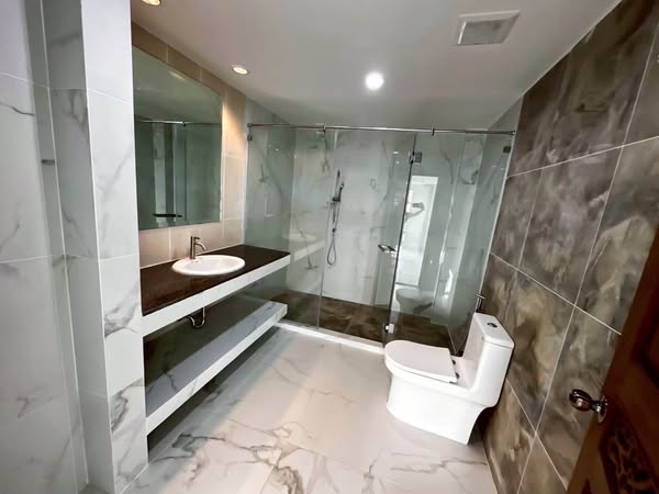 room interior and bathroom of Yenakart Residence | หมู่บ้านเย็นอากาศเรสซิเดนซ์
